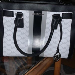 Michael Kors purse . Only used it once. It’s in brand new.